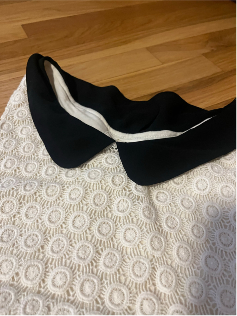 Women's Lilis Closet cream Lace Blouse with Black Collar, Size L - Picture 2 of 6